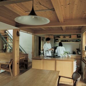 28坪の家に合わせて設計したコンパクトキッチン。天板は水に強いオーク材。
