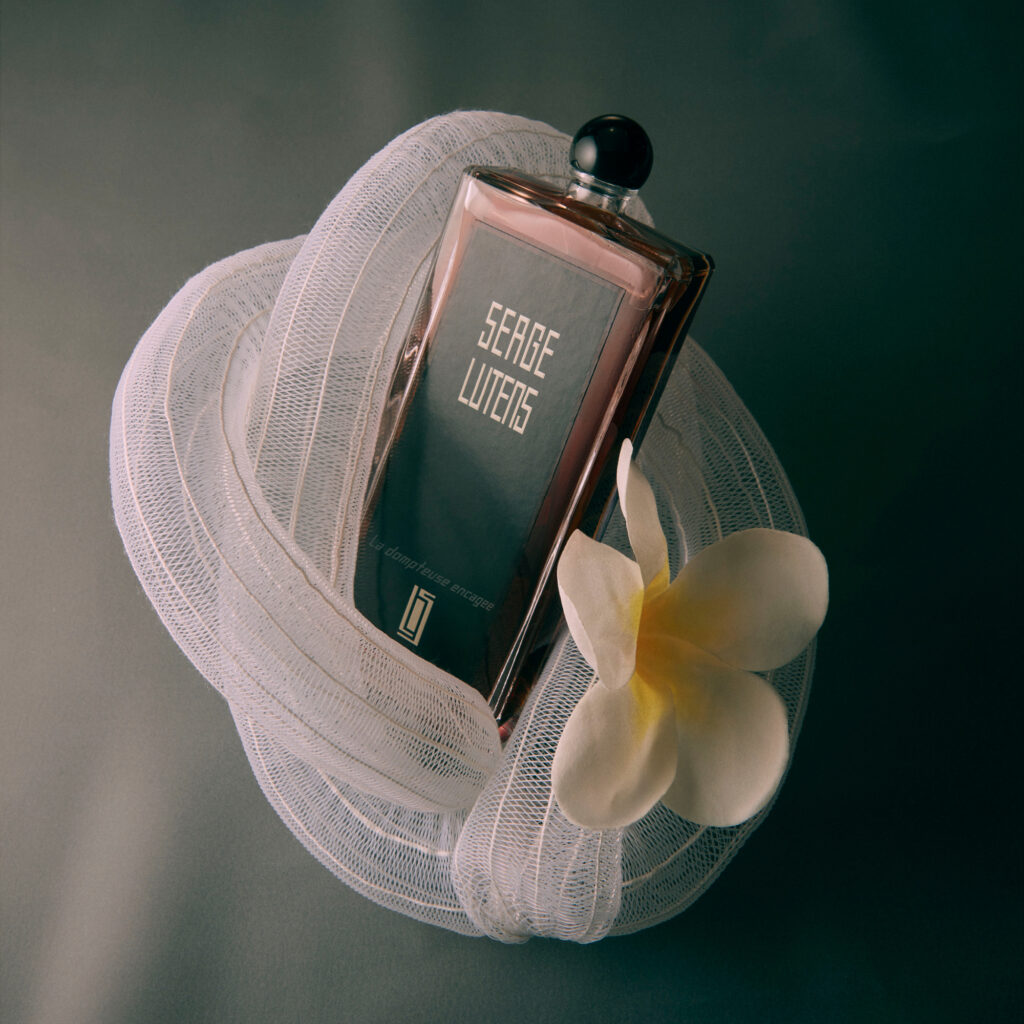 セルジュ・ルタンス〉の新しい香りは、新鮮な白い花の幻想的な赤い香水 