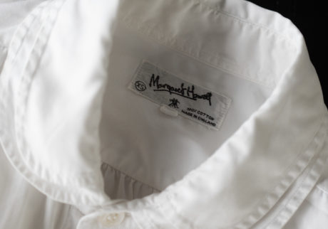 〈マーガレット・ハウエル〉の思い出のアイテムとして栗野さんが披露したのは、40年以上前に購入した白いシャツ。