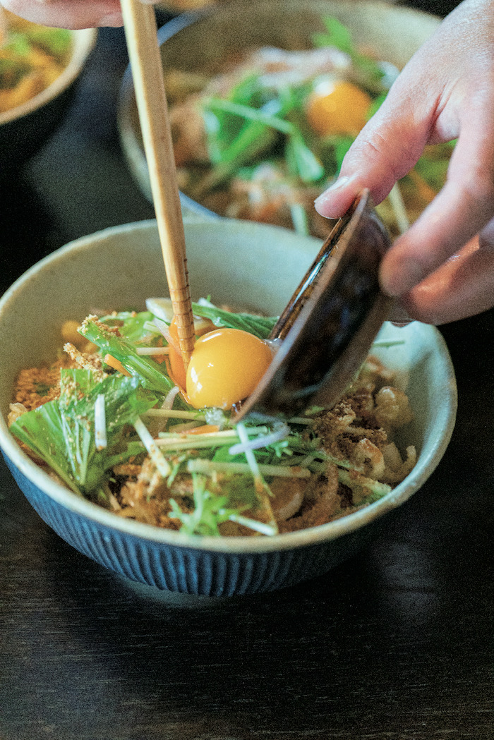 卵はなしでも、温泉卵や半熟卵でも、全卵 を入れてもいい。「器の底に残ったタレと 卵が妙に旨いんですよ」と章夫さん。野菜もタンパク質もひと皿で。額賀雅子さんの夏の「汁なしサラダうどん」。みんなのレシピ03