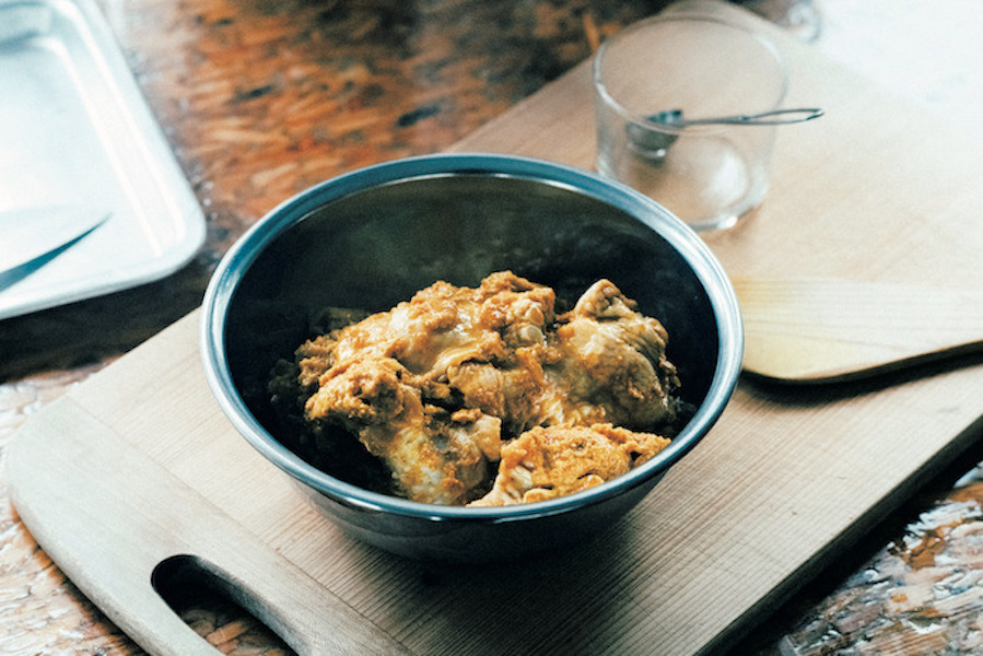 骨付き肉を 2 時間ほどマリネ。前日から漬け込むと、味がより染み込んで◎。