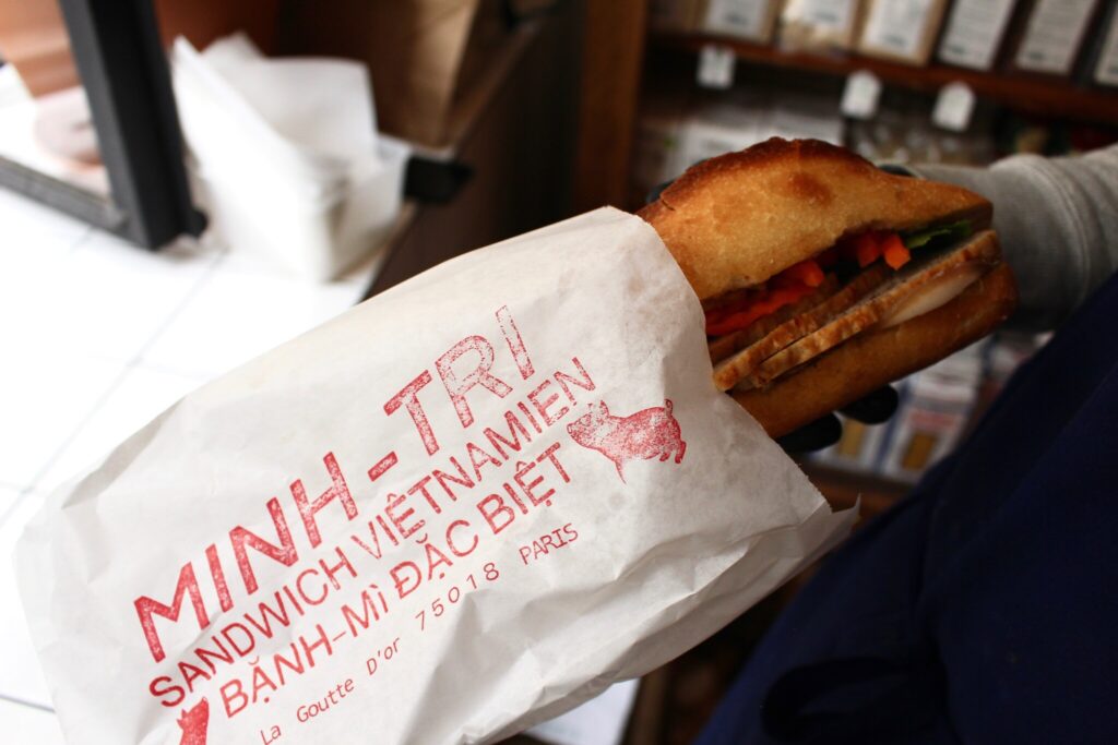 サンドイッチは個数限定で注文を受付、当日は受け渡しのみ。肉入りバージョンには豚のスタンプ。