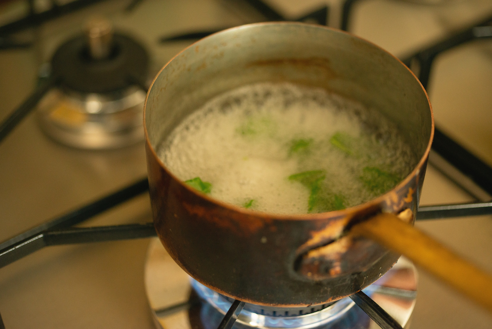 2.鍋に水とミントを入れ弱火にかけ、きび砂糖とアガーを合わせたものを少しずつ加えながらその都度かき混ぜる。