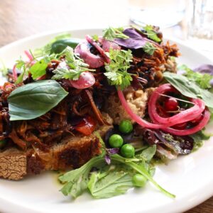 甘くこってりな味付けのプルド・ポークに夏野菜満載のカポナータの組み合わせで、ボリュームたっぷりな見た目に反し軽やかな食べ心地のタルティーヌ。 甘くこってりな味付けのプルド・ポークに夏野菜満載のカポナータの組み合わせで、ボリュームたっぷりな見た目に反し軽やかな食べ心地のタルティーヌ。