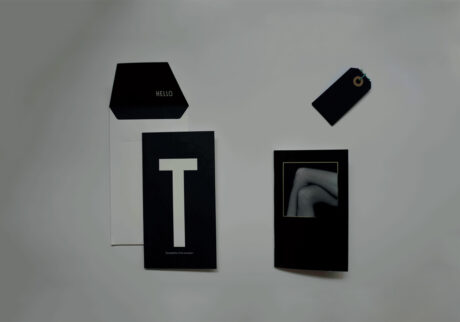 左／イェーテボリ美術館にて、デンマークの巨匠Arne Jacobsenデザインのアルファベットカード。TravellerのTを。右上／コペンハーゲンの画材店で見つけた荷物札。右下／ヘルシンキの美術館Kiasmaで巡回中のロバート・メイプルソープ展のノート！