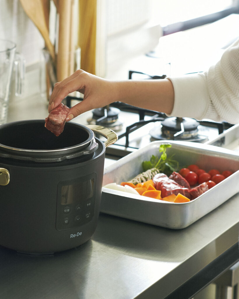 下準備は材料を切るだけ。あとは調味料とともに鍋に入れてメニューボタンを押せば、最適な調理法で仕上げてくれる。