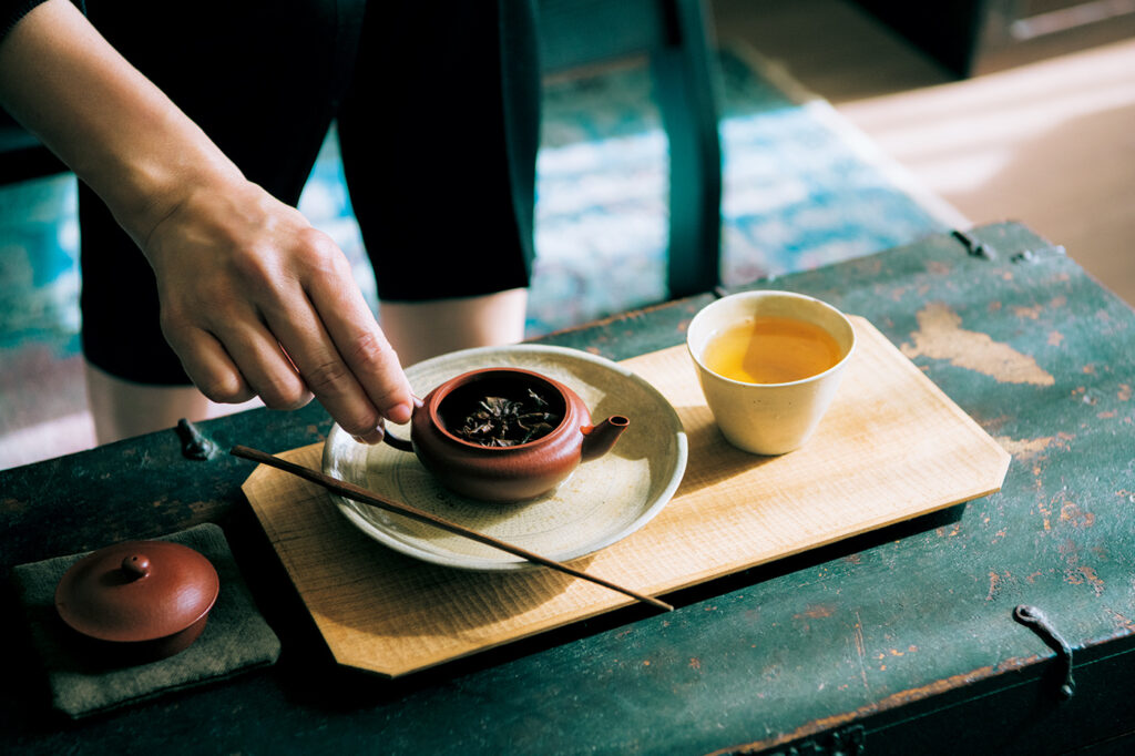 茶壺（ちゃふう）を温める湯を受け止める茶船（ちゃせん）にしているのは、李朝の三島皿。右の杯は古伊万里蕎麦猪口。