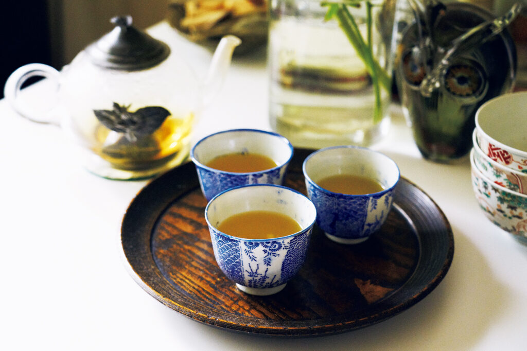印判の湯飲み茶碗と、金属の細工が美しいガラスのティーポットも、養母から譲り受けたもの。