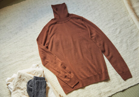 より生地感がきめ細かく薄手な天竺編みのものは、秋口から手放せない一枚。リブ模様のないシンプルな仕上がりで、ウールそのものの素材感を楽しめる。
首のチクチクを抑えた天竺 タートルネック洗えるセーター ¥1,990