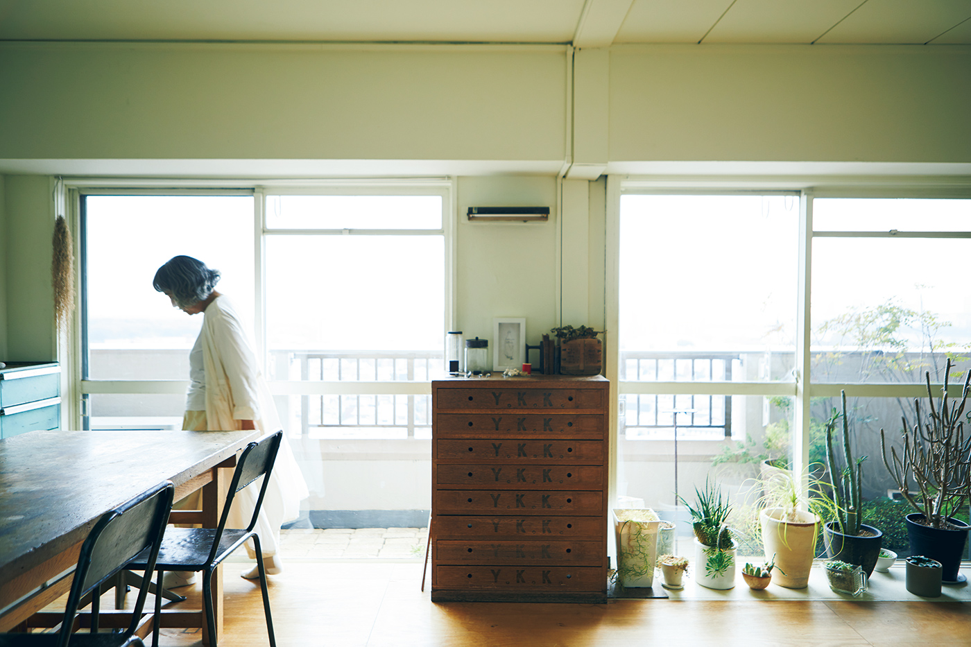 東南向きのリビング。中央は手芸店が店じまいのときに譲ってくれた業務用収納棚。テーブルは学校の図工用作業台をネットオークションで。