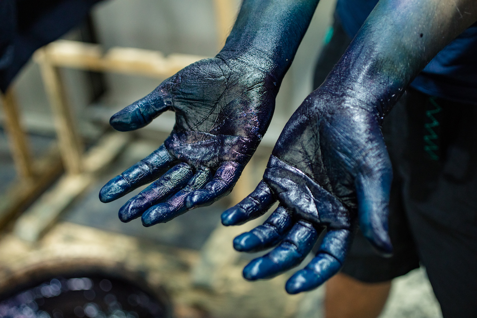 〈Watanabe’s〉で行う藍染めはすべての原料が自然由来。体に害がないため手袋を着けずに作業をすることができます。