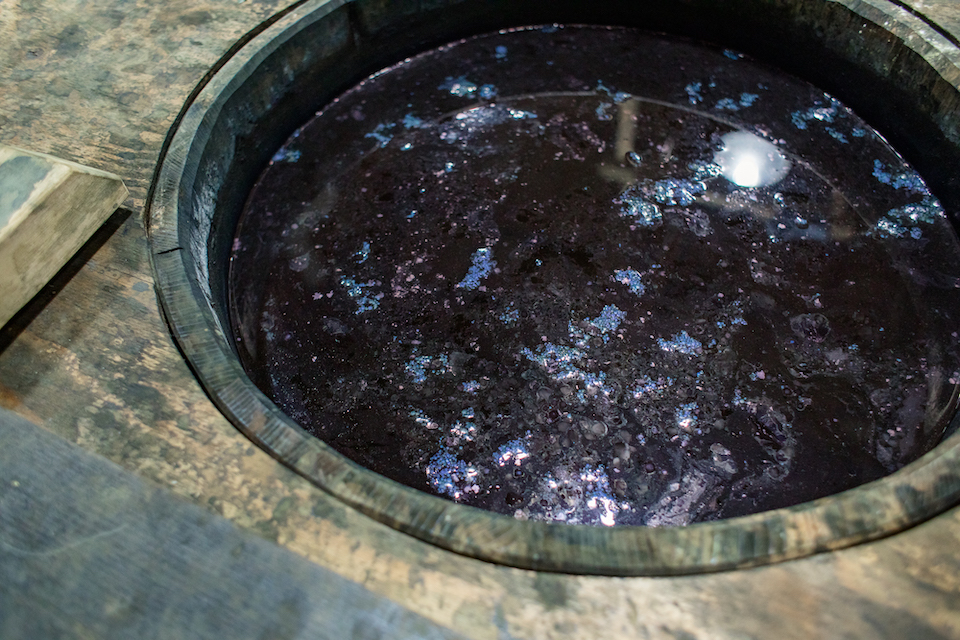 染色液の表面に浮いている泡は“藍の花”と呼ばれ、発酵している状態を表します。一度作った染色液の寿命は3か月から1年。発酵の進み具合や染める頻度により差が出るそう。