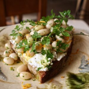 香りに心を掴まれた白インゲン豆のオープンサンド。二度目に注文した時には、パンの姿が見て取れた。 香りに心を掴まれた白インゲン豆のオープンサンド。二度目に注文した時には、パンの姿が見て取れた。