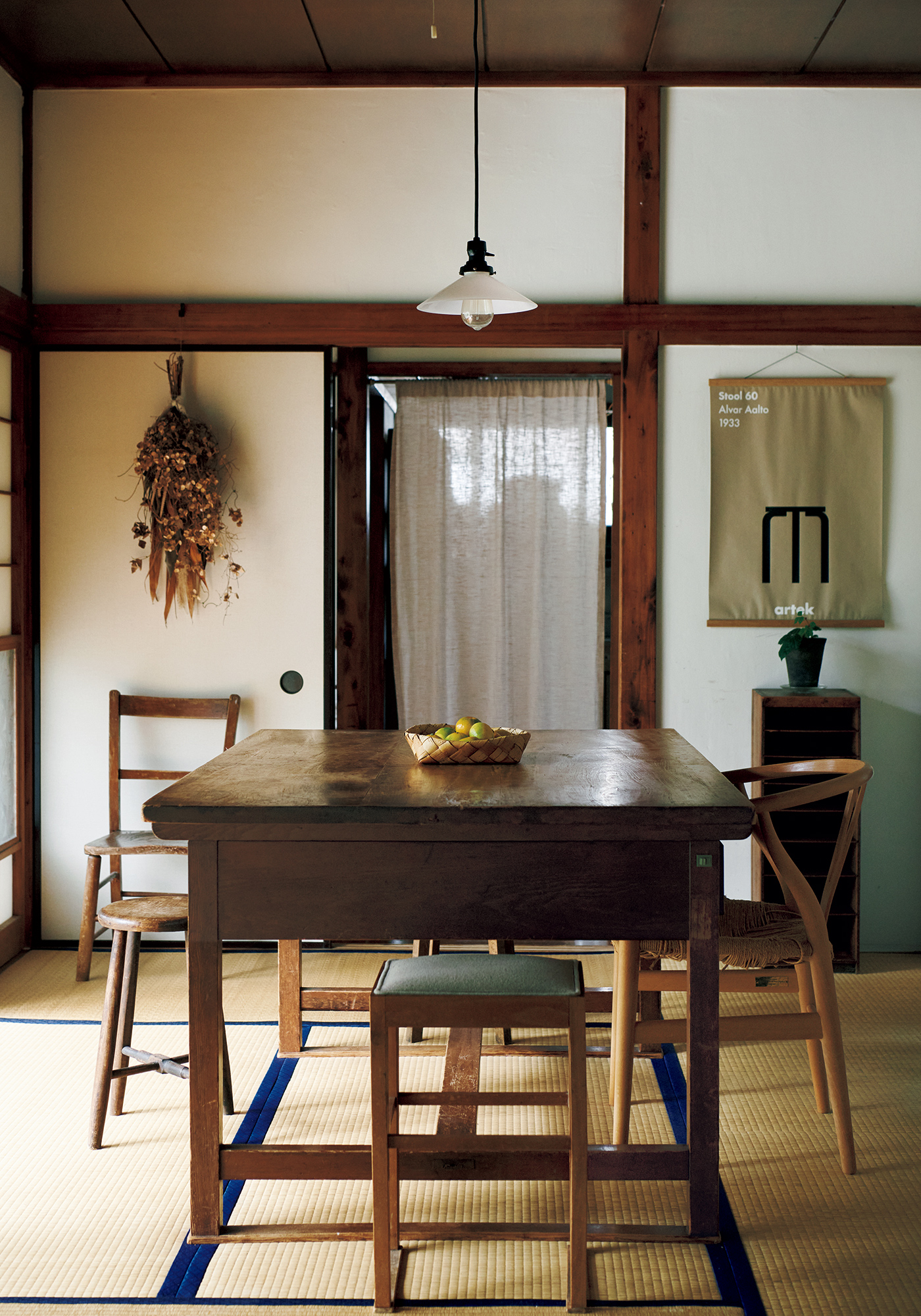 自宅の一部を開放し、週末限定で生活道具の店を営む桐野恵美さん。家の中央の和室に置かれた古い着物の裁ち台は、普段はテーブルとして使い、開店時には商品が並ぶ。閉店後に品物をしまえば、また日常がやってくる。私だけの、ひとりの時間。 桐野恵美 &premium アンドプレミアム | 自宅の一部を開放し、週末限定で生活道具の店を営む桐野恵美さん。家の中央の和室に置かれた古い着物の裁ち台は、普段はテーブルとして使い、開店時には商品が並ぶ。閉店後に品物をしまえば、また日常がやってくる。