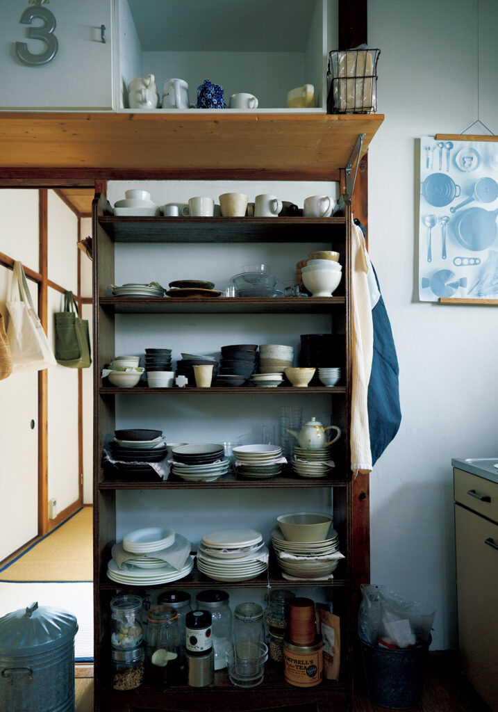 台所では父が学生の頃使っていた書棚を食器棚とした。