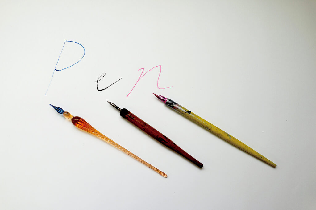 左／イタリア〈ルビナート〉のガラスペンの可憐さは見ているだけでもうっとり。中／〈タチカワ〉の丸ペンは細かいものを描くときに。右／Gペンの軸はドイツ〈スタビロ〉の軸を色違いで揃えてインクによって使い分け。