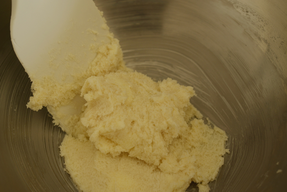 ２.ボウルにバターときび砂糖を入れ、ゴムベラでやわらかく馴染ませる。