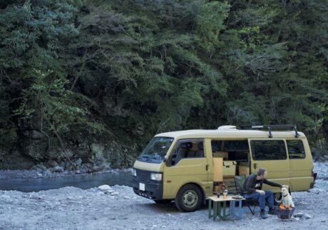 神奈川県「西丹沢大滝キャンプ場」では、川沿いのオートサ イトに自由に車を停められる。愛犬のバディとはいつも一緒。
