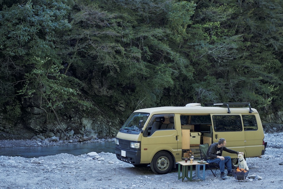 神奈川県「西丹沢大滝キャンプ場」では、川沿いのオートサ イトに自由に車を停められる。愛犬のバディとはいつも一緒。
