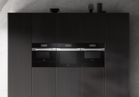 ビルトインオーブンは、キャビネットにすっきり設置することが可能。組み合わせても美しいビルトイン機器で、キッチンが機能的に整う。　H 7860 BP(中央)／￥825,000
