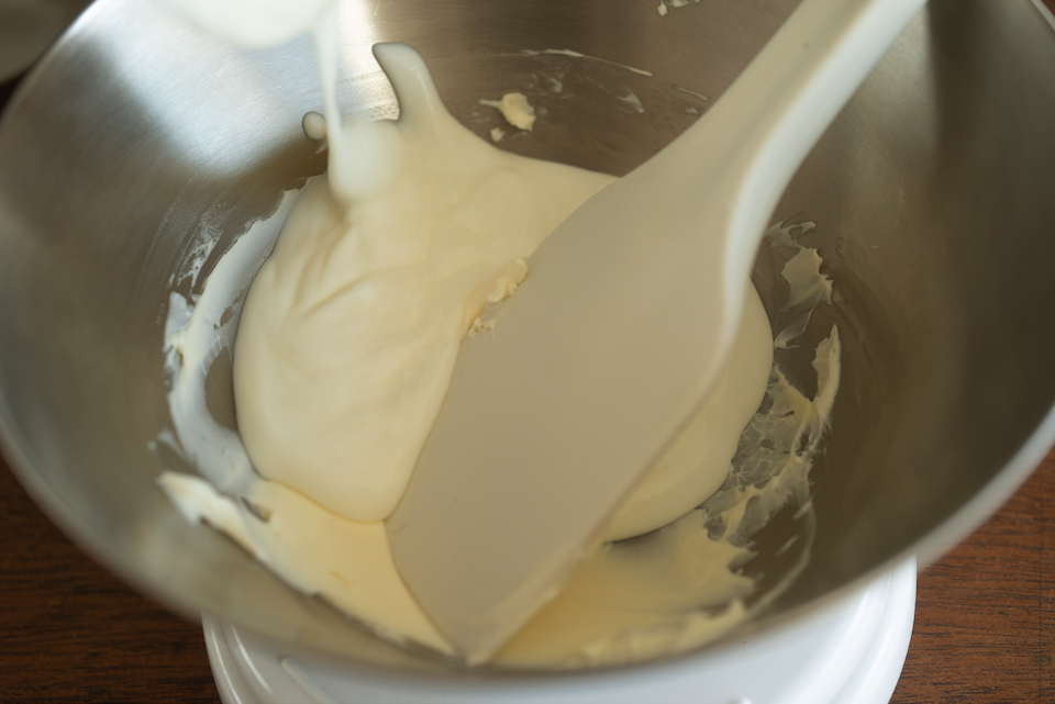 ３.ボウルにクリームチーズを入れ、ゴムベラでほぐし、ヨーグルトも合わせて混ぜる。