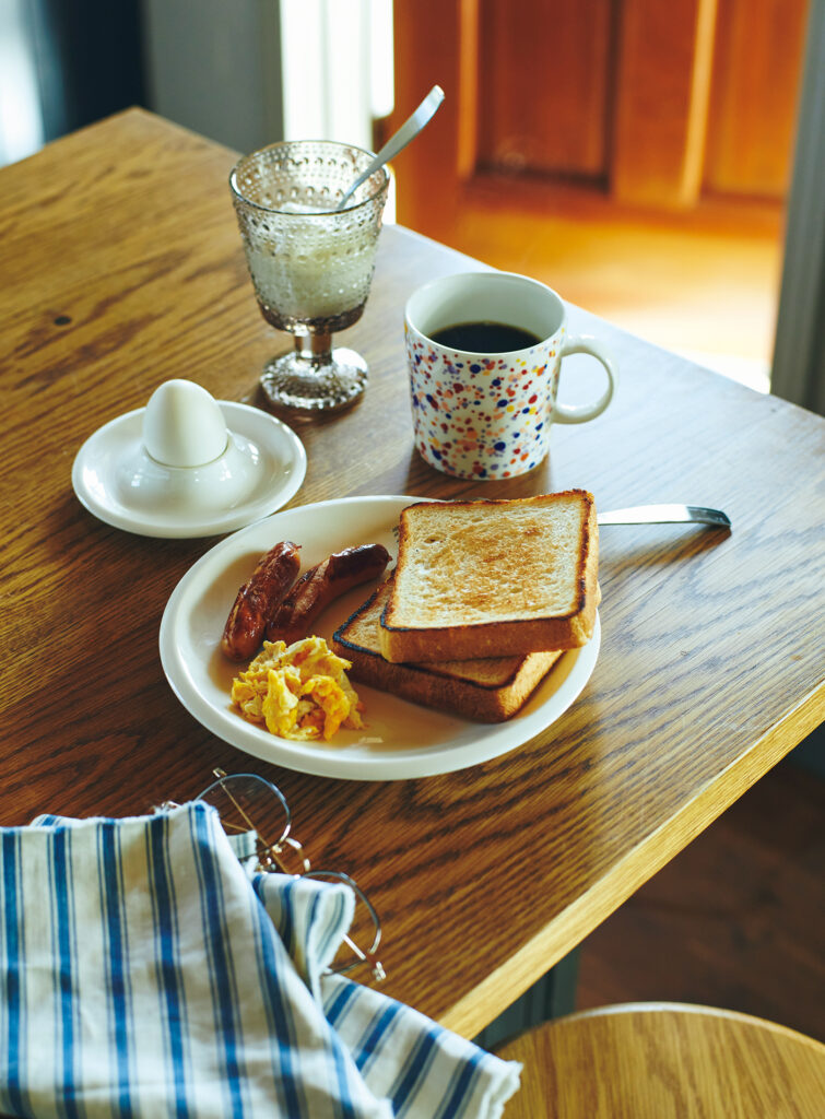 Breakfast 〈イッタラ〉と〈アラビア〉のテーブルウェアと過ごす冬の一日。朝食の時間を彩るのは、オイバ・トイッカのデザインアーカイブから生まれた「ヘレ」のマグカップ。原色に近い赤青黄のドットがあしらわれ、生き生きとした柄が一日の始まりによく似合う。ヨーグルトを盛ったのは、同じくオイバ・トイッカがデザインした「カステヘルミ」のユニバーサルグラス。名作たちを「ラーミ」シリーズのシンプルな器と美しい朝日が引き立てる。マグカップ￥3,300、グラス 2個セット￥5,500、プレート[∅20㎝]￥3,850、エッグカップ 2個セット￥4,400＊イッタラ表参道ストア限定、手前のフォーク￥2,200、奥のスプーン￥2,200（以上イッタラ）　その他スタイリスト私物