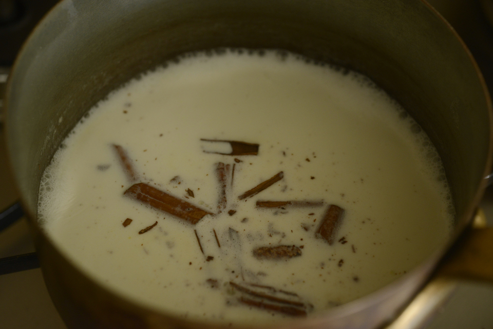 1.鍋に牛乳と生クリーム、シナモンを入れ、弱火でじっくり沸騰させて、火を止める。