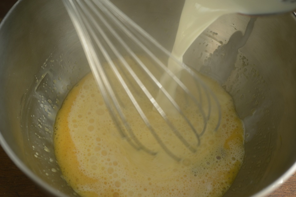 2.ボウルに全卵と黄卵ときび砂糖を入れ砂糖のざらざらがなくなるまでよく混ぜ、「1」を加えてさらによく混ぜる。