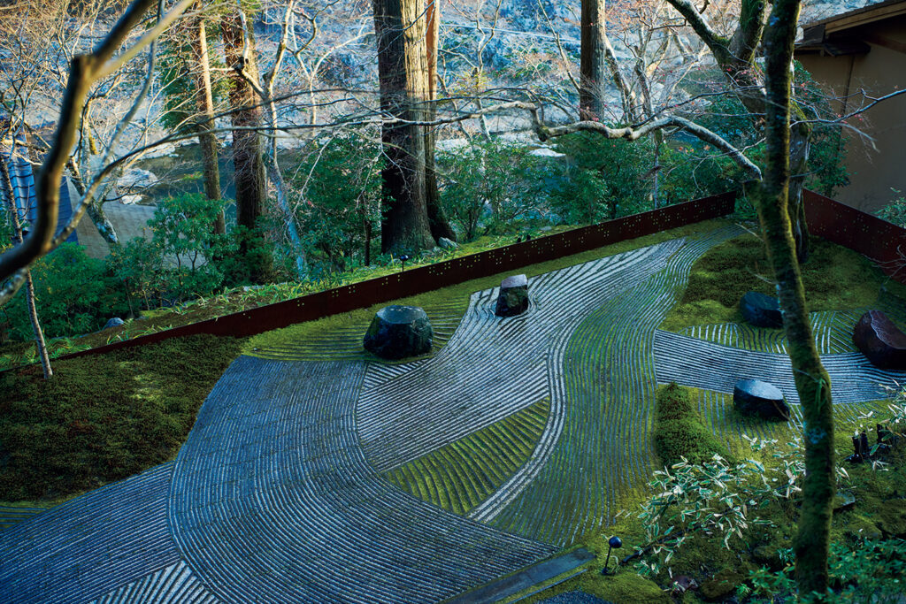 南禅寺の方丈庭園を思わせる枯山水を模した「奥の庭」。川の対岸には、百人一首で有名な小倉山を望める。