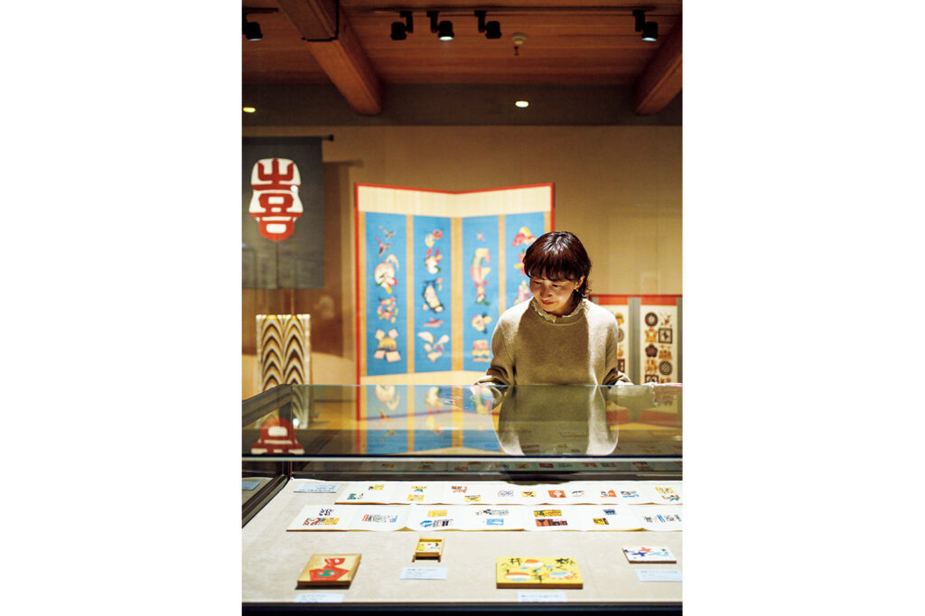 そで山さんの背後に見えるのが、静岡市役所新館に展示されているタペストリーのもとになった作品。