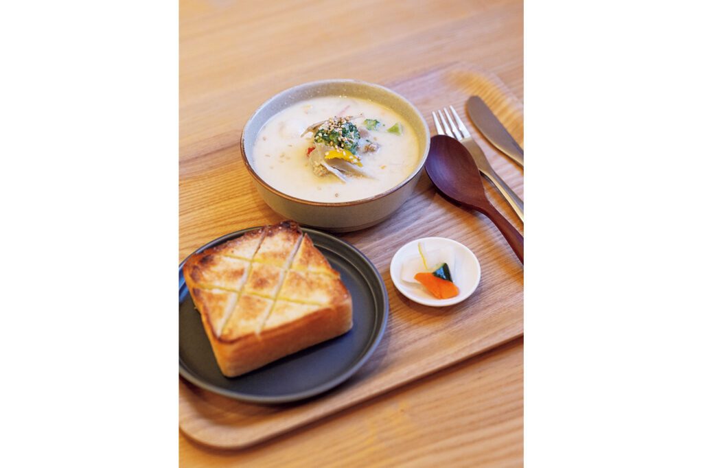 きたまち『日々ムラカミ』のパンを使ったトーストランチセット￥1,250。スープは白ごま豆乳スープなど週替わりで2種類。