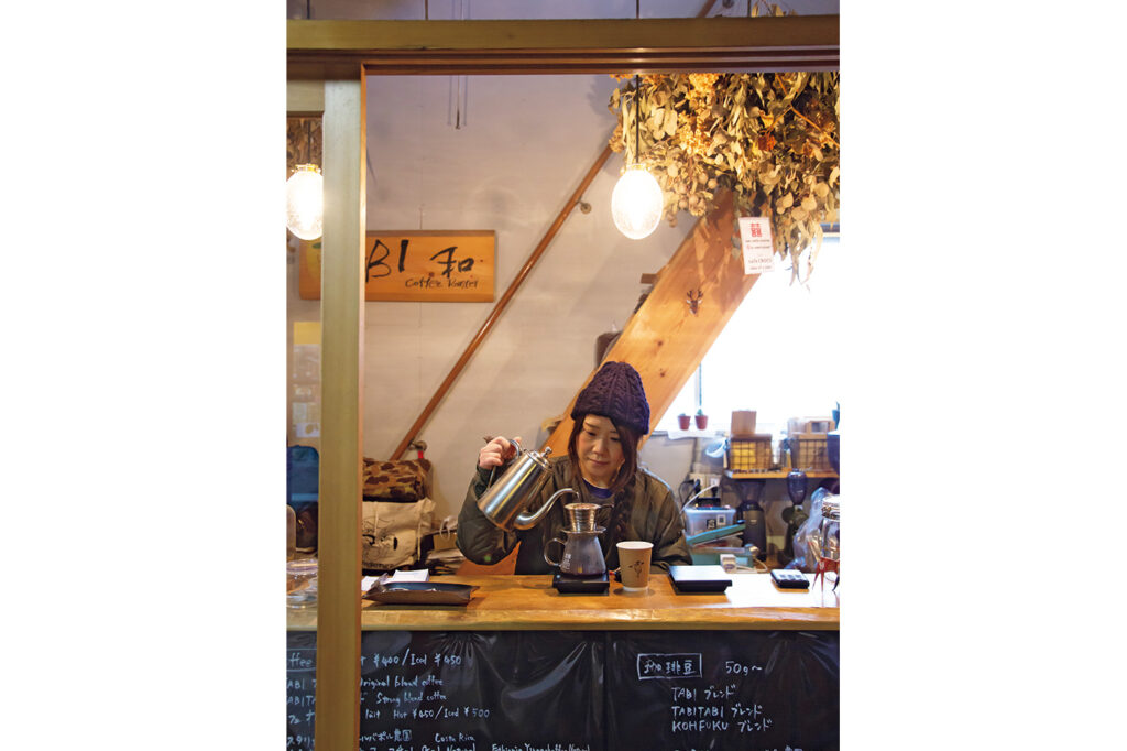店主の田引さんが妻の裕子さんと営む、コーヒースタンドのある焙煎所。