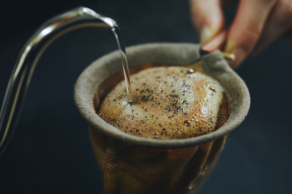 直営店でコーヒーの提供を行ってきた〈小川珈琲〉にとっても、ネルドリップは初めての試み。ネルフィルターはオーガニックコットンの糸探しから始めたオリジナルで、購入も可能。