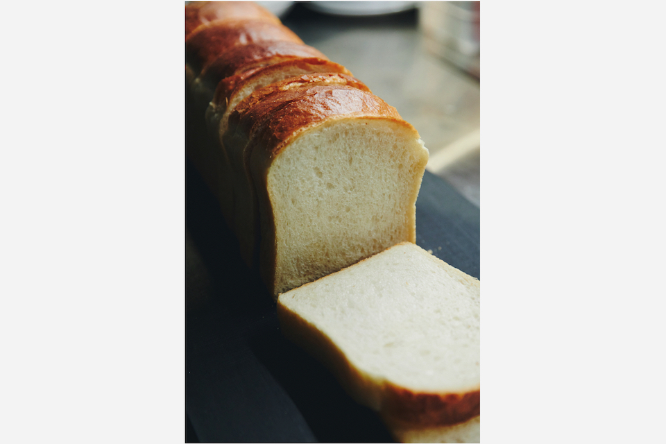京都産小麦を使った山食のほか、全粒粉を使った角食の2種類の食パンが作られている。店頭で購入も可能だ。