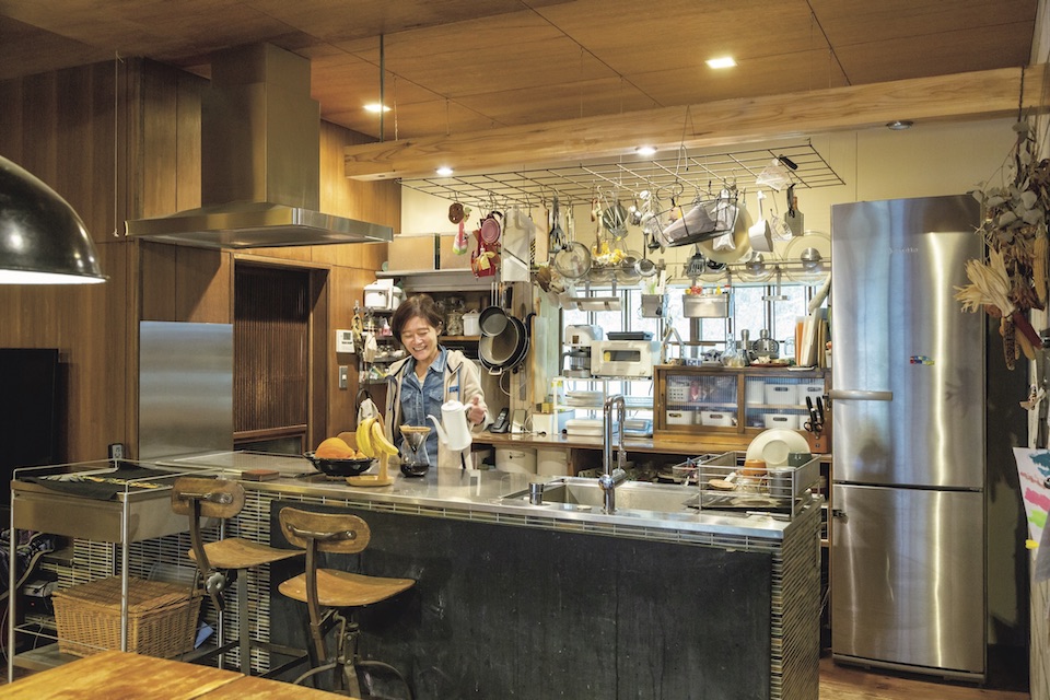 キッチン。妻の里江さんがいる位置からリビングがすべて見渡せるよう設計。「調理道具を吊るせるのも便利」と、里江さん。