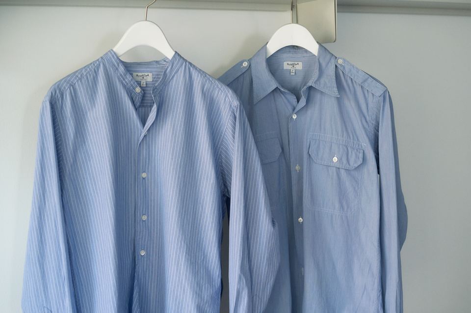 左／20年ほど前にロンドンで購入したバンドカラーシャツ。「老舗サプライヤーの生地と色が気に入っています。マーガレット・ハウエルが作り出すニュアンスのある絶妙な色み、ブルー、グレー、ネイビー、ベージュ系が特に好きですね」右／ダブルポケットシャツもロンドンで。「青と白の2枚買いました。エポレット（ショルダーピース）付きでアウターのように着ることもできるのが魅力です」