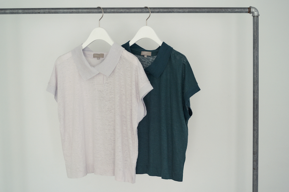 春夏の定番、リネンを使用したジャージー素材のポロシャツ。襟は共糸を編み立てて使用し、ドロップした袖とひとつボタンが存在感のある一枚。左のチョーク、右のダークグリーンのほか、ネイビーと3色展開。各 ¥16,500（5月入荷予定）