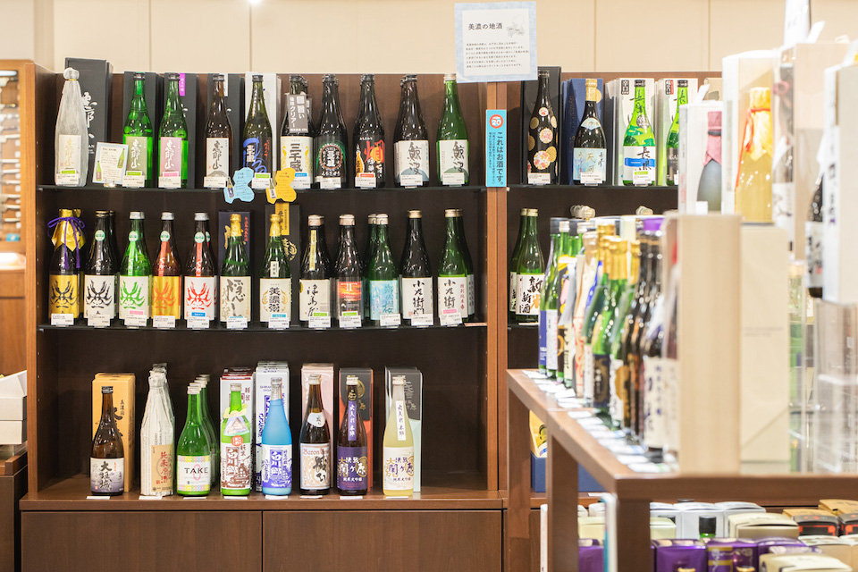 県内に50ほどある酒蔵の約8割にあたる、豊富な酒類のラインナップも特徴。定番だけでなく季節のお酒や旬のものも取り扱うため、訪れるたびに変わる商品棚が楽しい。