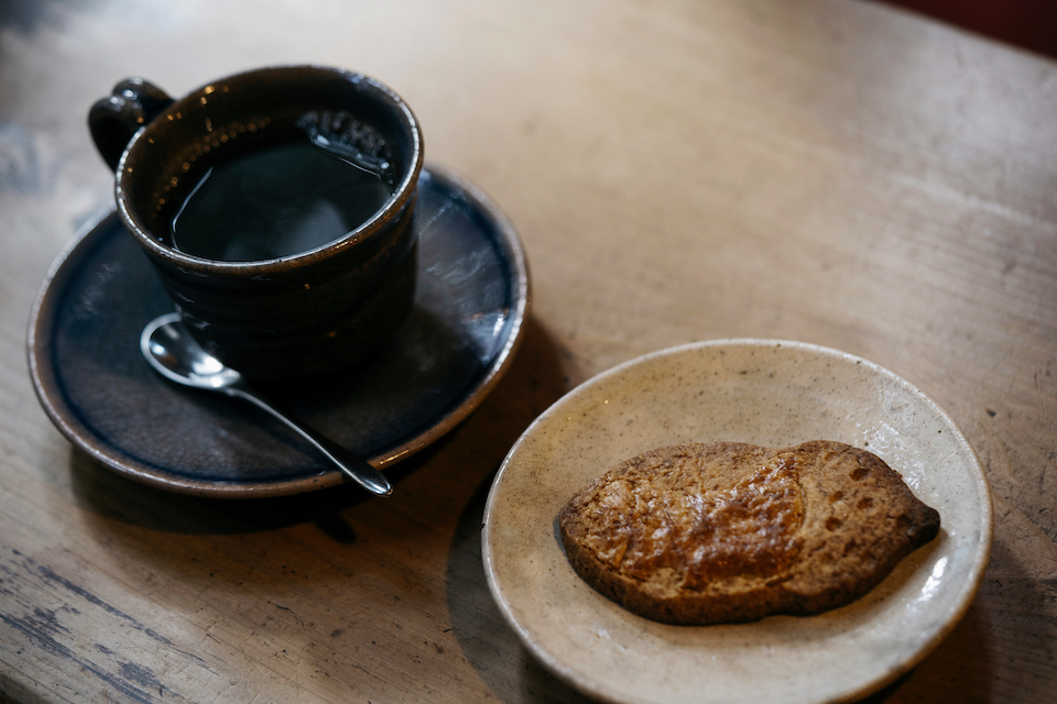 甲斐さんがコーヒーと一緒によくオーダーするという「どんぐりクッキー」。深煎りコーヒーと相性抜群。
