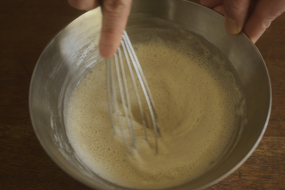 1.クレープ液を作る。ボウルに薄力粉、塩、きび砂糖を入れ、オーツミルク、水も加えてホイッパーでゆっくりすり混ぜたら濾し網でこす。