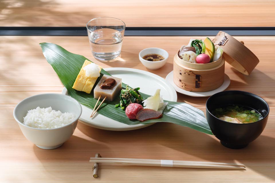 和と洋の2種類から選べる朝食は、宿泊者限定で事前予約が必要。和定食は、奈良県産のお米や野菜、漬物など、体にやさしいメニューで構成。
