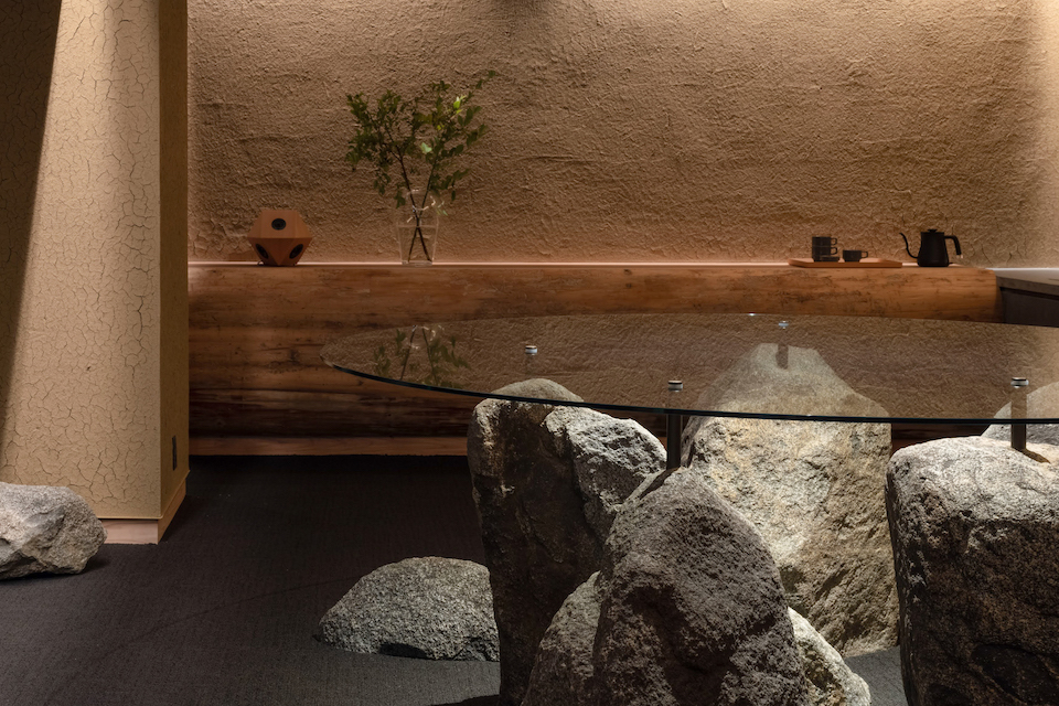 地下1階の空間デザインは、Fumihiko Sano Studio。「はじまりの地」奈良にふさわしい、吉野杉の丸太を大胆に配し、プリミティブな空間に。