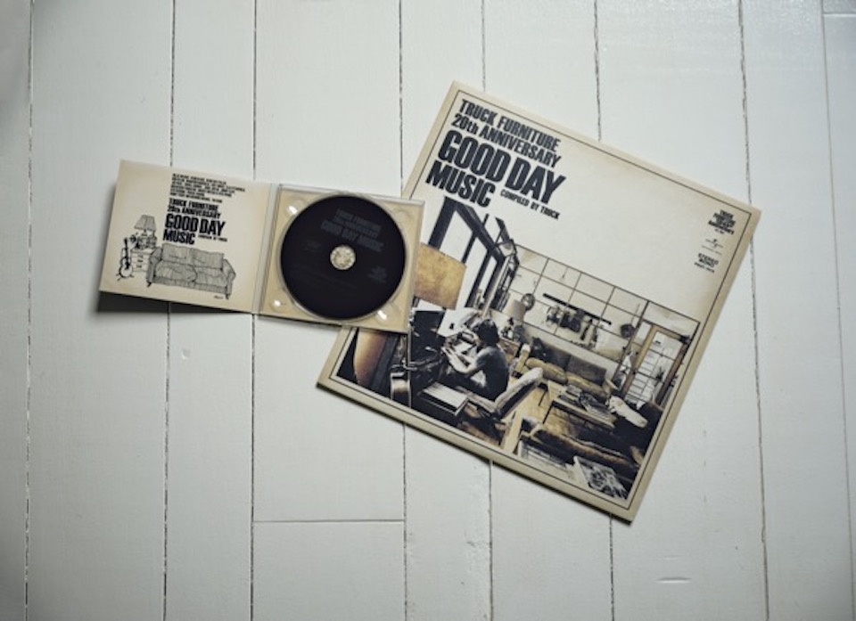 音楽はブルースが好き。好きな曲をオムニバスで集めたレコードとCDは、『TRUCK』20 周年記念で発売されたもの。写真とイラストは唐津さんによる。店で購入できる。