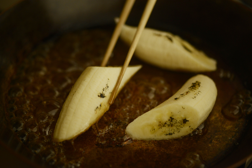 2.フライパンを中弱火で熱し、メープルシロップを入れる。バナナを加えたら火を適度に弱め、しばらく動かさずに側面をよく焼きつける。