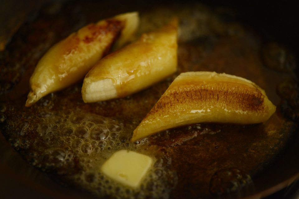 3.回転させながら徐々に焼き色をつけ、バターを加えてフライパンを動かしながら全体に絡め、刻んだカシューナッツと塩をふる。