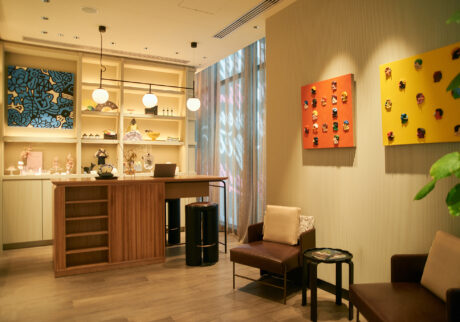 1階にあるコンセプトストア。ホテル公式のフレグランスや厳選された日本産のグッズの販売のほか、ここでもアーティスト・SHETAが描き下ろした作品が展示販売されている。
