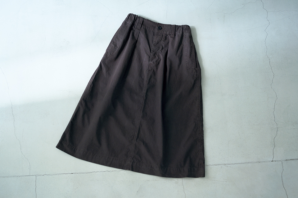 コットンのスカートは数年前に東京・代官山の〈MHL.〉旗艦店で購入した。「最初は形と素材に惹かれて。ワークウェアをベースにした素材なのではき込むうちにいいアタリが出てくる。ガシガシと多少雑に扱えるのも魅力です。こういったユニセックスな雰囲気のスカートって探しても意外と見つからないんです」