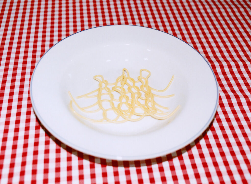 アートブック『THERIACA Yarn, Rope, Spaghetti』より photo：Jiuk Kim「THERIACA Yarn, Rope, Spaghetti」 濱田明日香さんがニットプロジェクトを発表。