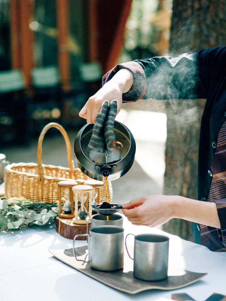 アウトドアに精通するスタッフ”グランピングマスター”が淹れてくれる朝のコーヒー。粗挽きの豆を焚き火で煮出すコーヒーは、豆本来の味わいが楽しめて、後味はさっぱり。