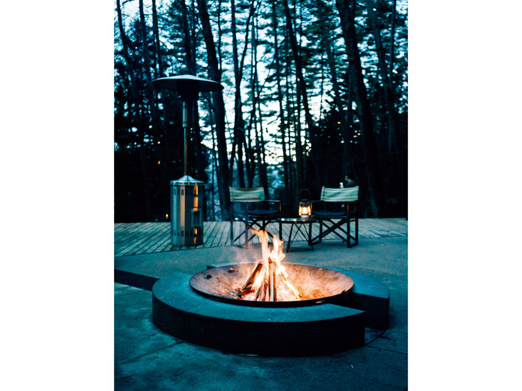 昼間はマシュマロを焼いてスモア作りができる「焚き火ラウンジ」。19時からはアルコールも楽しめる「焚き火BAR」になり、21時からは「森の演奏会」を毎晩開催している。